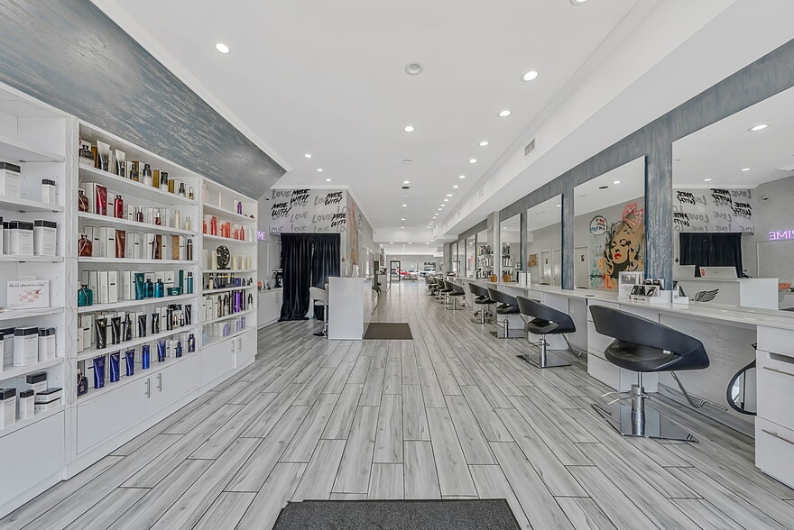 218 Sunrise Hwy, Rockville Centre, NY for lease - Interior Photo - Image 2 of 8