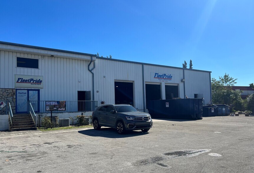 2250 Australian Ave, Riviera Beach, FL à louer - Photo du bâtiment - Image 3 de 5