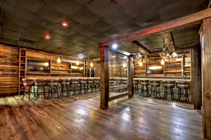 588 E Main St, Blue Ridge, GA à louer - Photo intérieure - Image 3 de 13