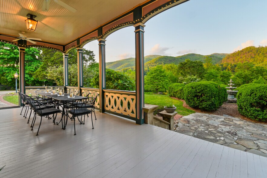 204 Lawson St, Hot Springs, NC à vendre - Photo du bâtiment - Image 2 de 47