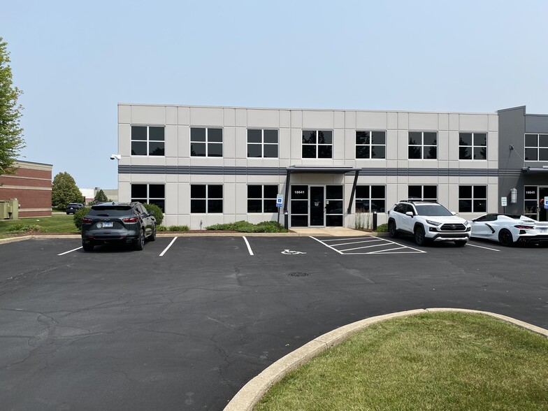 18641-18645 W Creek Dr, Tinley Park, IL for lease - Building Photo - Image 1 of 3