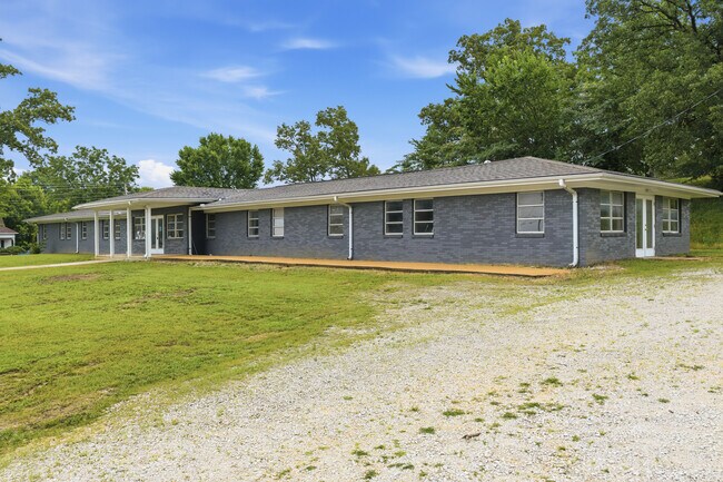 Plus de détails pour 105 Kentucky Ave S, Parsons, TN - Bureau à vendre
