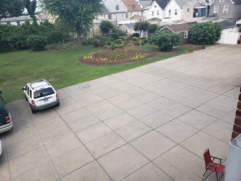 10159 105th St, Ozone Park, NY à vendre - Photo du bâtiment - Image 3 de 5