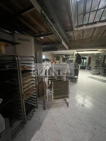 Retail in Chelles for sale - Interior Photo - Image 1 of 4