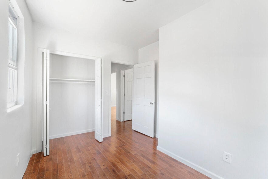 1604 Van Buren St, Bronx, NY for sale - Interior Photo - Image 2 of 32