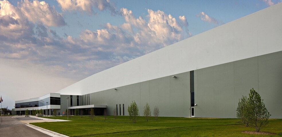 2700 S Saginaw Rd, Midland, MI for sale - Building Photo - Image 2 of 9