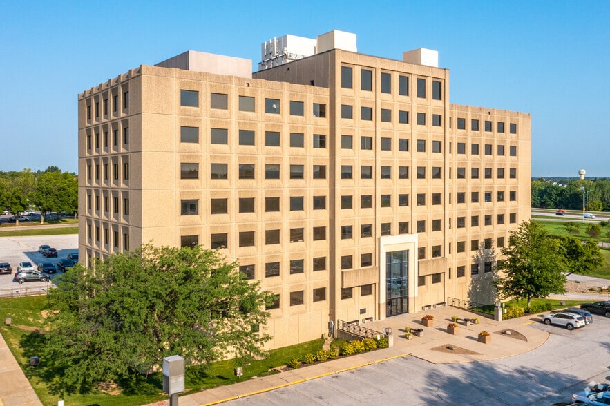 1200 Valley West Dr, West Des Moines, IA à louer - Photo du bâtiment - Image 1 de 15