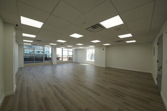 136-18 39th Ave, Flushing, NY à louer Photo du bâtiment- Image 2 de 8