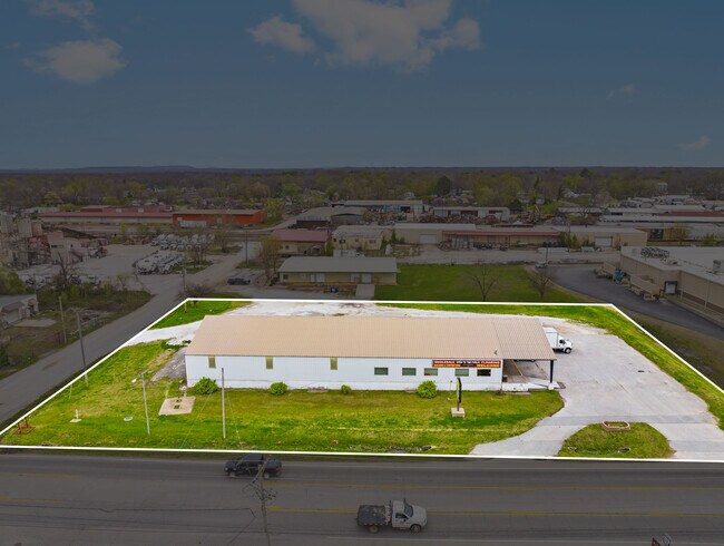 Plus de détails pour 721 N 2nd St, Rogers, AR - Local d'activités à louer