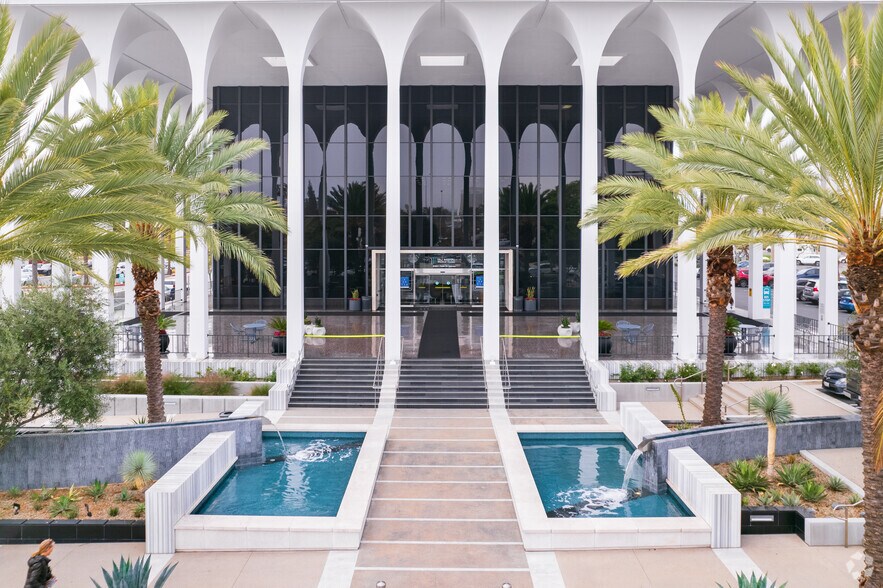 23521 Paseo de Valencia, Laguna Hills, CA à louer - Photo du bâtiment - Image 3 de 17