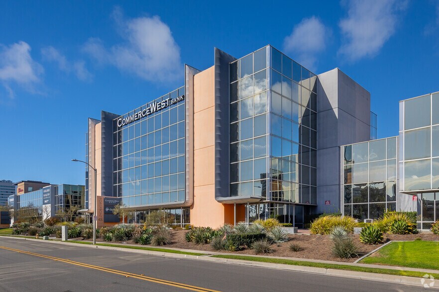2445 McCabe Way, Irvine, CA à louer - Photo du bâtiment - Image 2 de 15