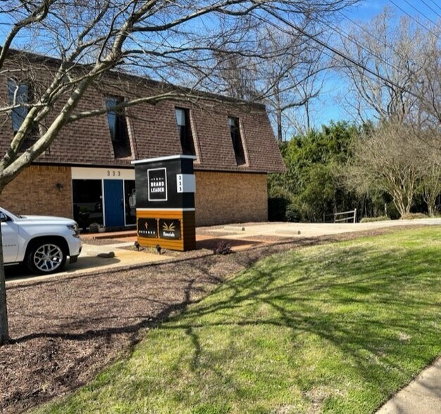 333 Wade Hampton Blvd, Greenville, SC à vendre - Photo du bâtiment - Image 3 de 24