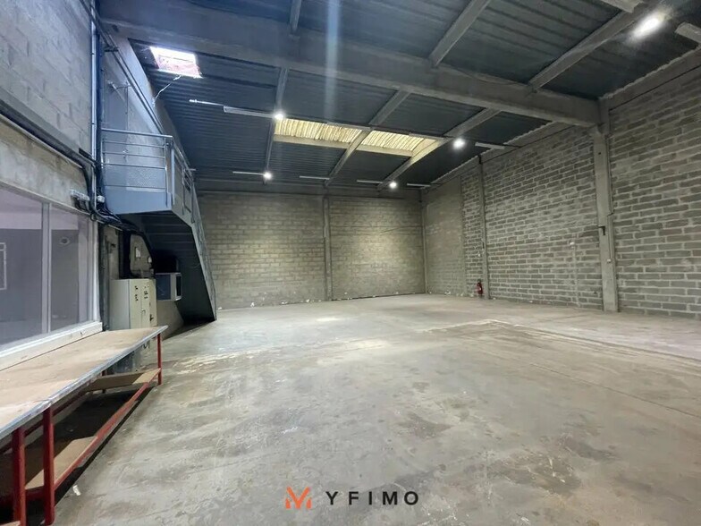 Flex in Épône for lease - Interior Photo - Image 3 of 5