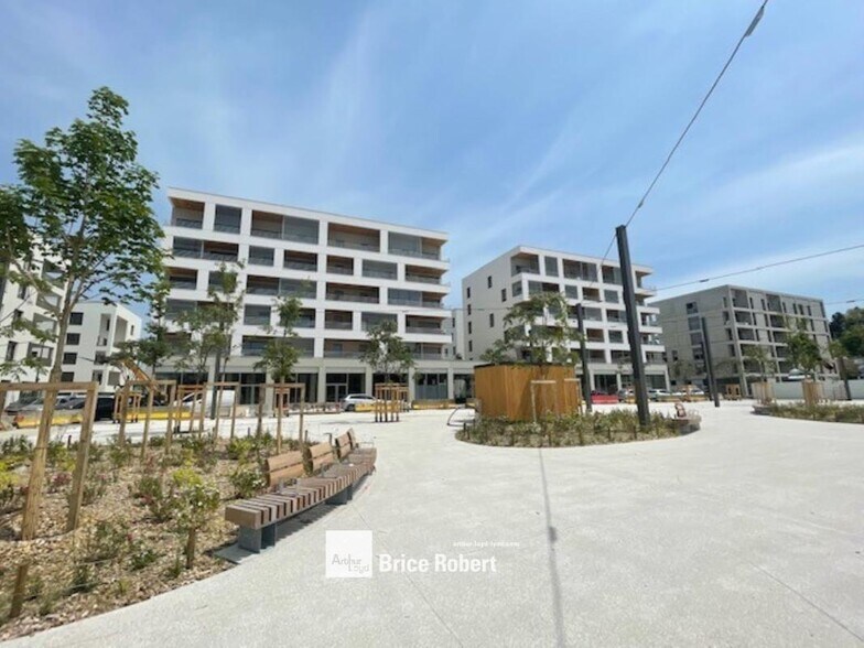 Retail in Bron for sale - Building Photo - Image 1 of 5