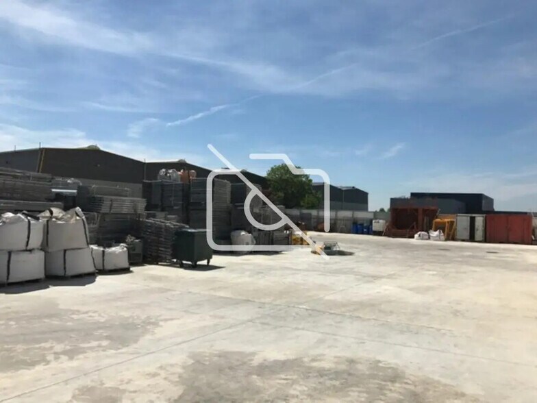 Industrial in Bondoufle for lease - Building Photo - Image 2 of 7