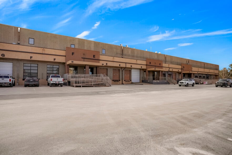 82 Inverness Dr E, Englewood, CO à vendre - Photo du bâtiment - Image 3 de 26