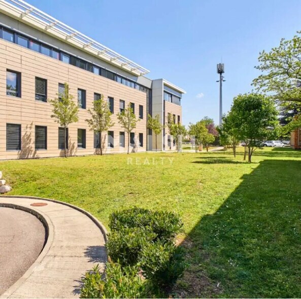 Industrial in Vénissieux for lease - Building Photo - Image 1 of 1