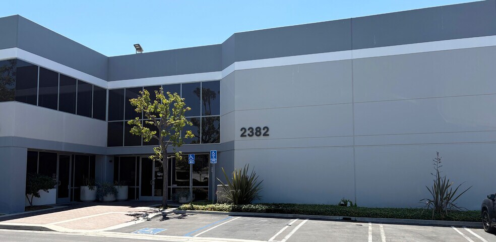 2340-2386 E Walnut Ave, Fullerton, CA à louer - Photo du bâtiment - Image 2 de 7