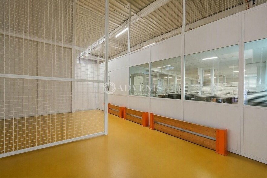 Flex in Roissy En France for lease - Interior Photo - Image 2 of 10