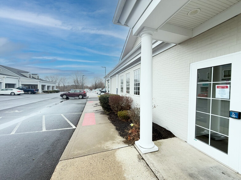 445 W Main St, Branford, CT for lease - Building Photo - Image 3 of 23