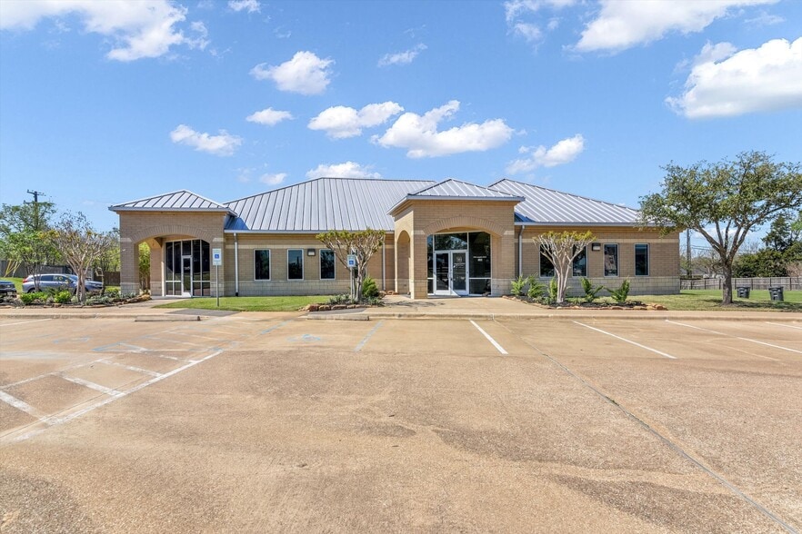 3308 Longmire Dr, College Station, TX à louer - Photo du bâtiment - Image 2 de 30