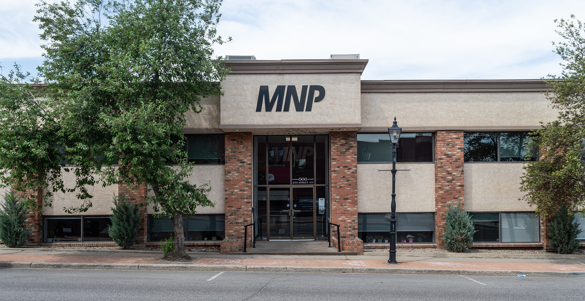 666 4 St SE, Medicine Hat, AB for sale Primary Photo- Image 1 of 10