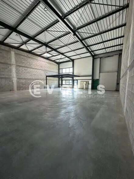 Flex in Vourles for lease - Interior Photo - Image 2 of 4