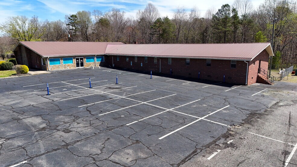 259 Belvue Dr, Mount Airy, NC à vendre - Photo du bâtiment - Image 2 de 19