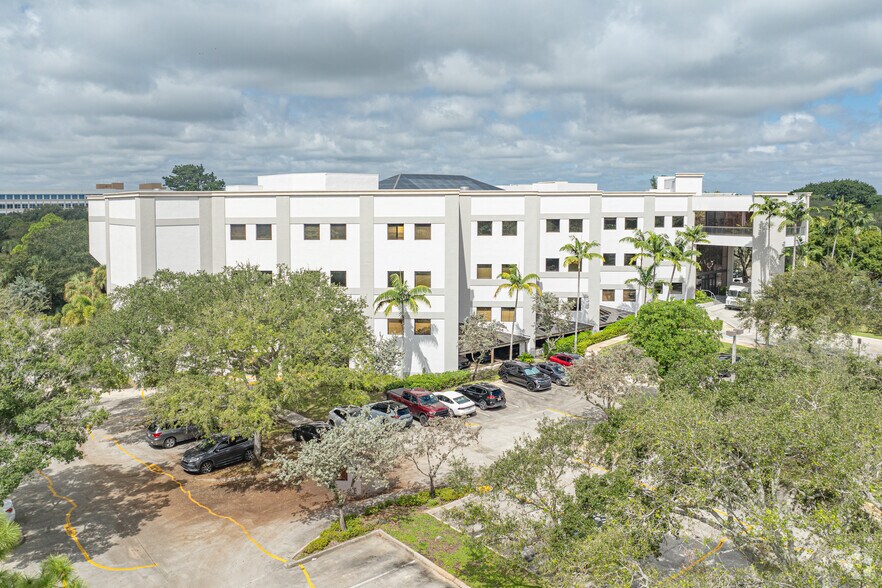 6111 Broken Sound Pky NW, Boca Raton, FL à louer - Photo du bâtiment - Image 2 de 17