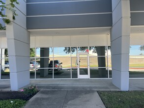 11710 North Freeway, Houston, TX for lease Building Photo- Image 1 of 7