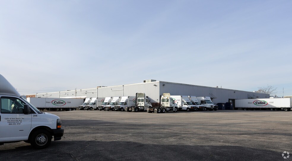 300 Niantic Ave, Providence, RI à louer - Photo du bâtiment - Image 3 de 8