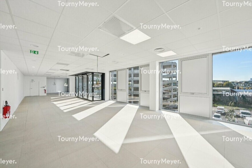 Office in Bordeaux for lease - Interior Photo - Image 2 of 7
