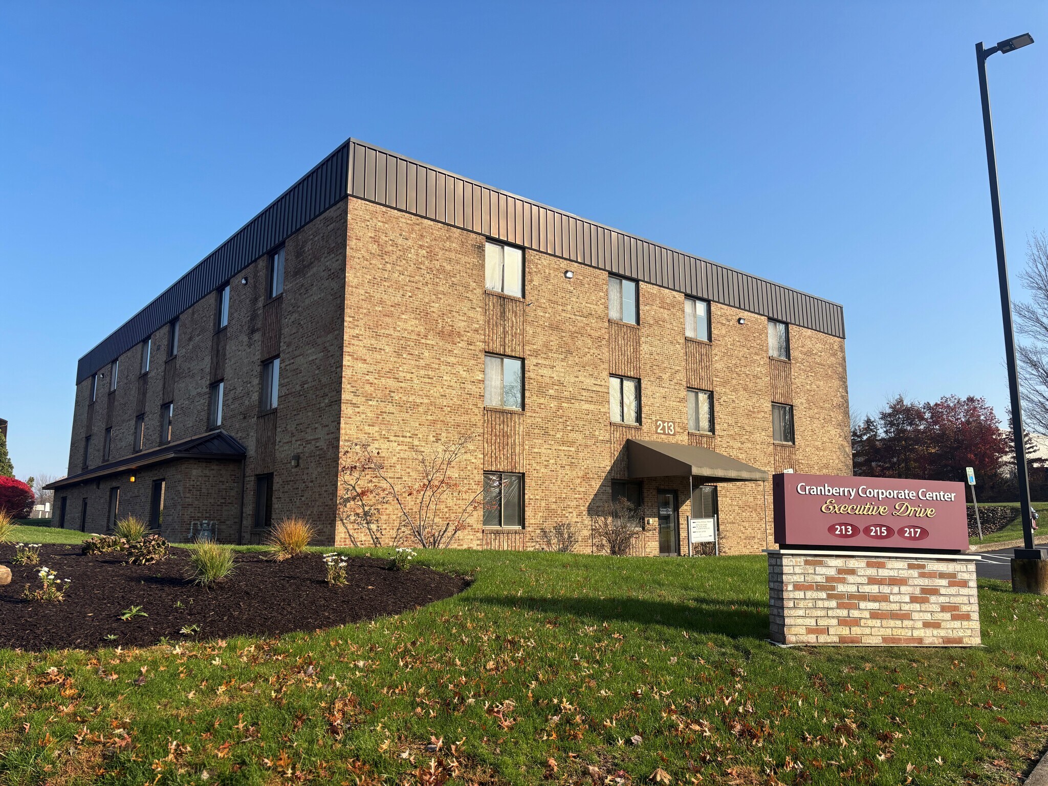 213 Executive Dr, Cranberry, PA à louer Photo du bâtiment- Image 1 de 12