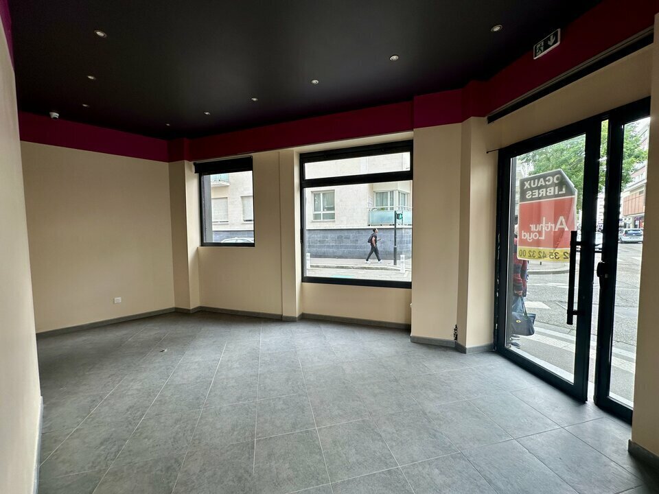 Retail in Le Havre for lease Interior Photo- Image 1 of 6