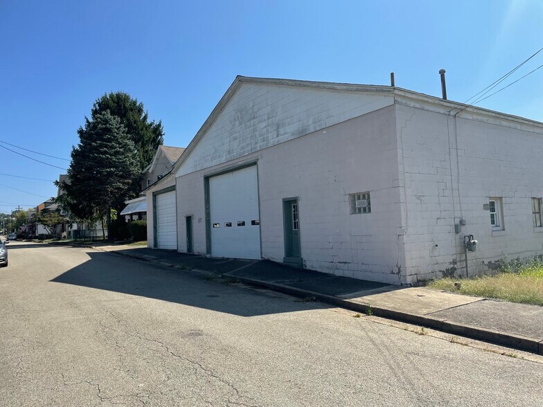 40 W Monroe St, Latrobe, PA à louer - Photo du bâtiment - Image 3 de 15