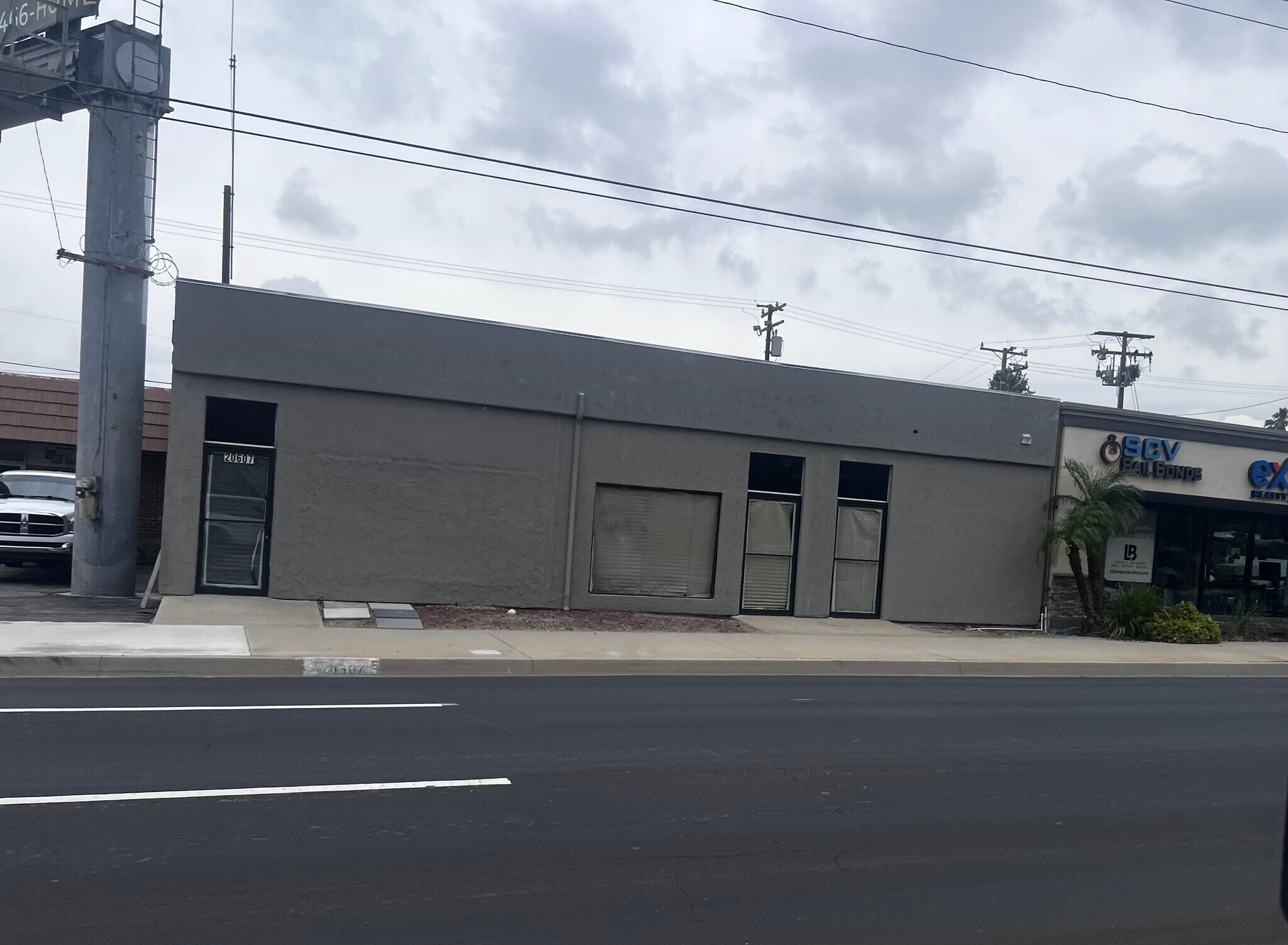 20607 Soledad Canyon Rd, Canyon Country, CA à louer Photo principale- Image 1 de 2