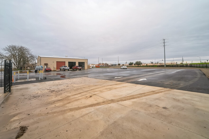 2330 E Kaviland Ave, Fresno, CA for sale - Primary Photo - Image 1 of 34