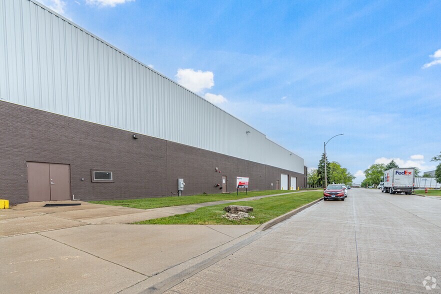 520 Thomas Dr, Bensenville, IL à louer - Photo du bâtiment - Image 3 de 5