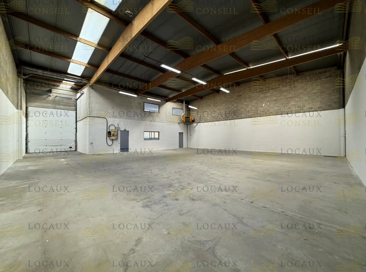 Flex in Emerainville for lease Interior Photo- Image 1 of 8
