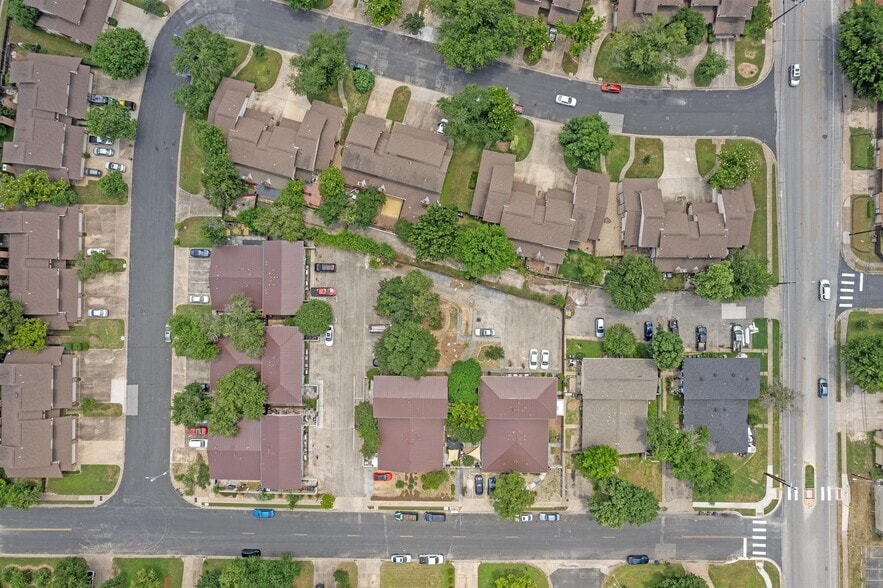 8905 Tronewood Dr, Austin, TX for sale - Building Photo - Image 3 of 26