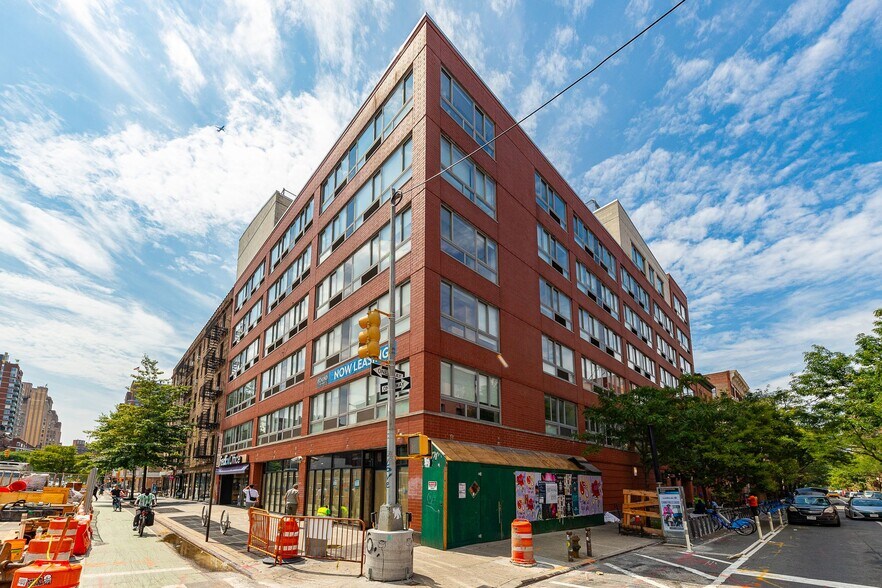 The Manhattan Retail Collection portefeuille de 9 propriétés à vendre sur LoopNet.ca - Photo du bâtiment - Image 3 de 14