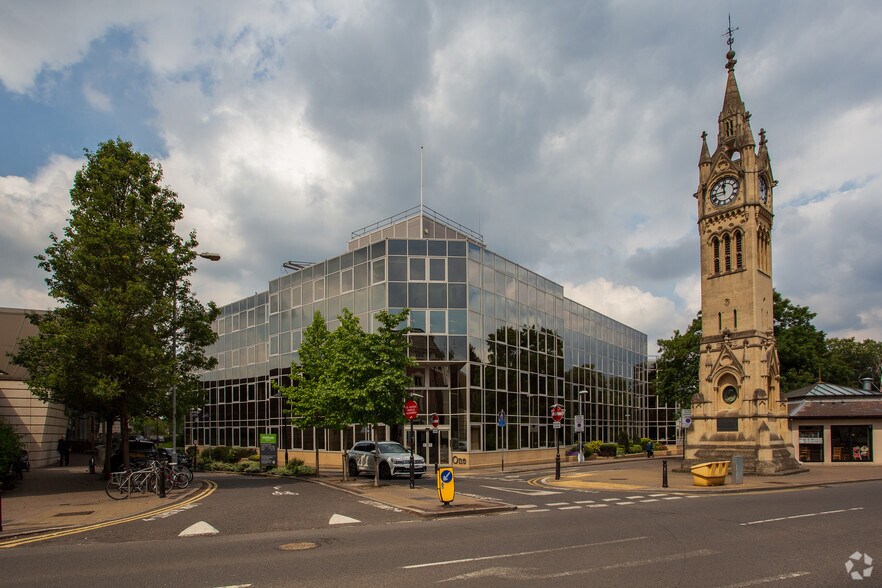 1 The Crescent, Surbiton à louer - Photo du bâtiment - Image 3 de 9