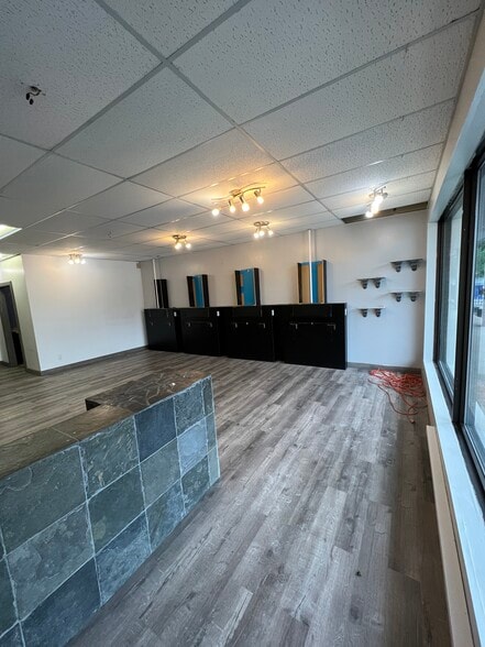 6160 Rue Rodrigue, Terrebonne, QC for lease - Interior Photo - Image 2 of 9