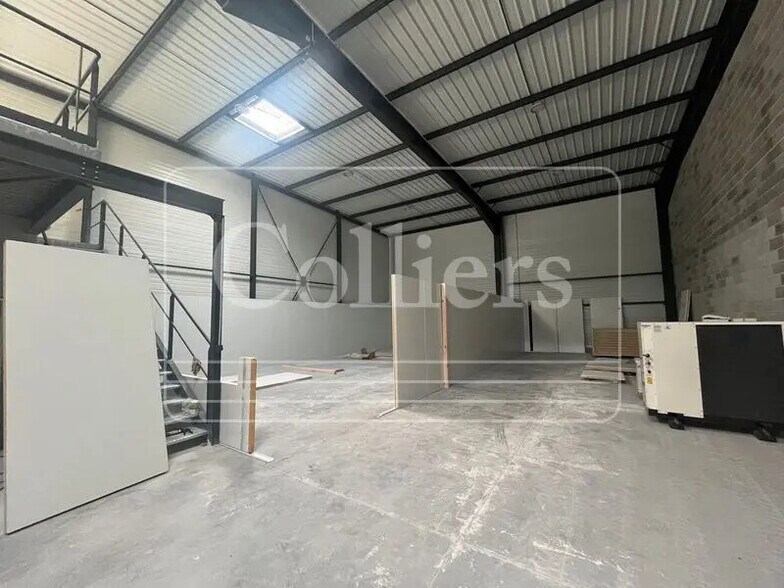 281 Avenue Des Chasseens, Gardanne à louer - Photo du bâtiment - Image 3 de 14