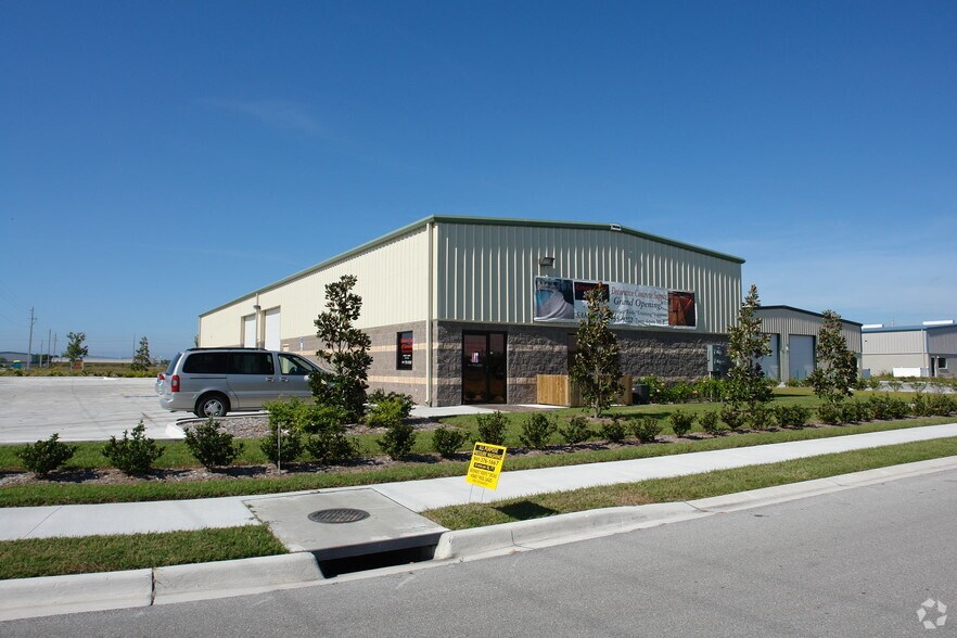 2337-2341 72nd Dr E, Sarasota, FL à louer - Photo principale - Image 1 de 10