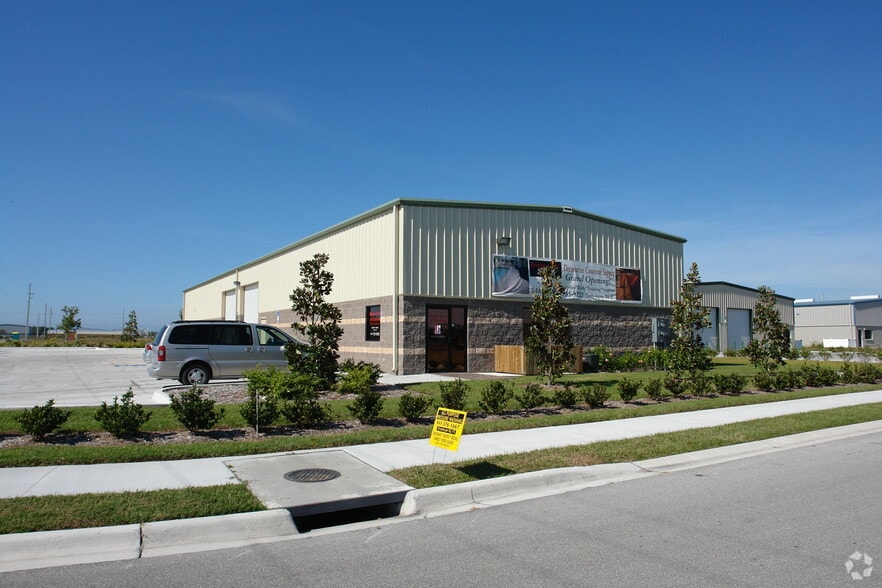 2337-2341 72nd Dr E, Sarasota, FL for lease - Primary Photo - Image 1 of 10