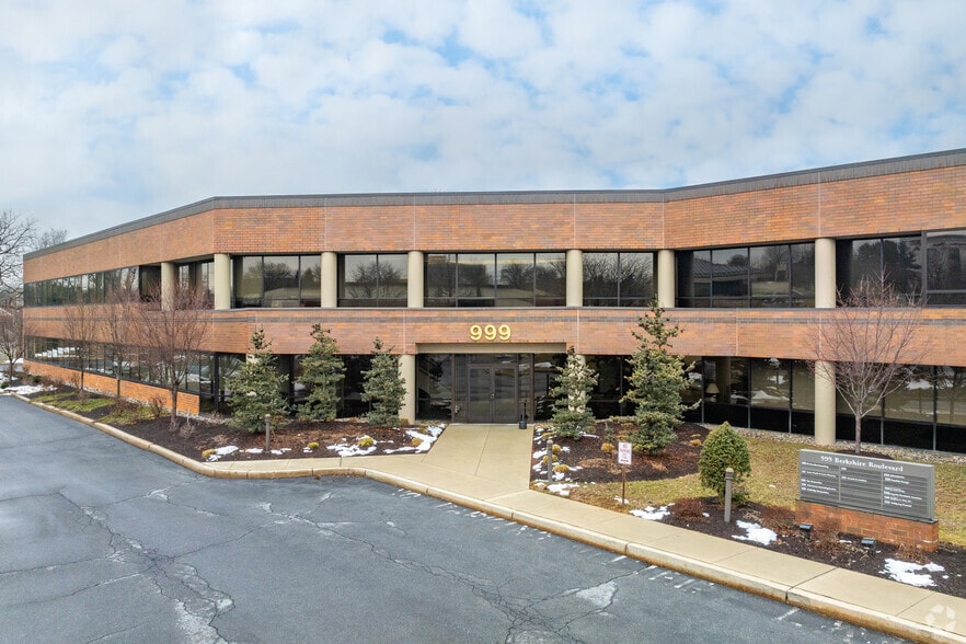 999 Berkshire Blvd, Wyomissing, PA for lease - Building Photo - Image 2 of 20