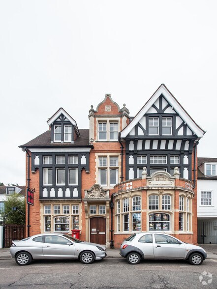 81 High St, Esher à vendre - Photo du bâtiment - Image 2 de 4