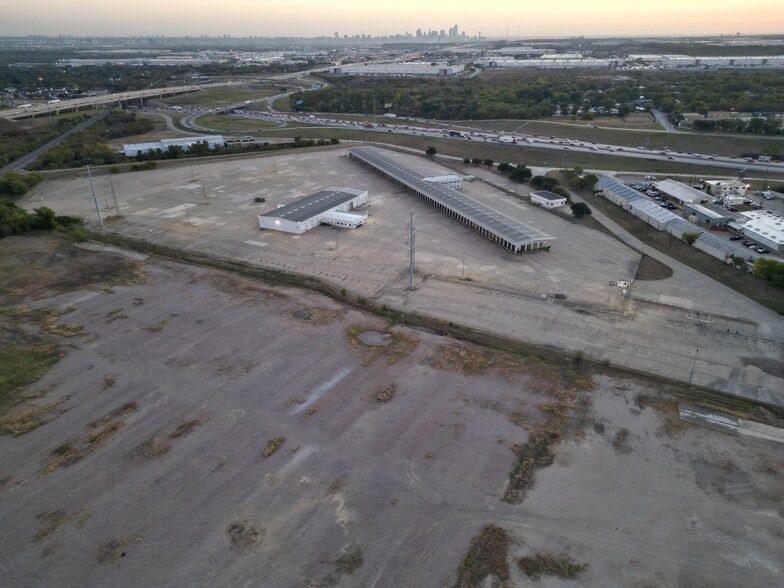 1501 N Walton Walker Blvd, Dallas, TX for lease - Primary Photo - Image 1 of 8