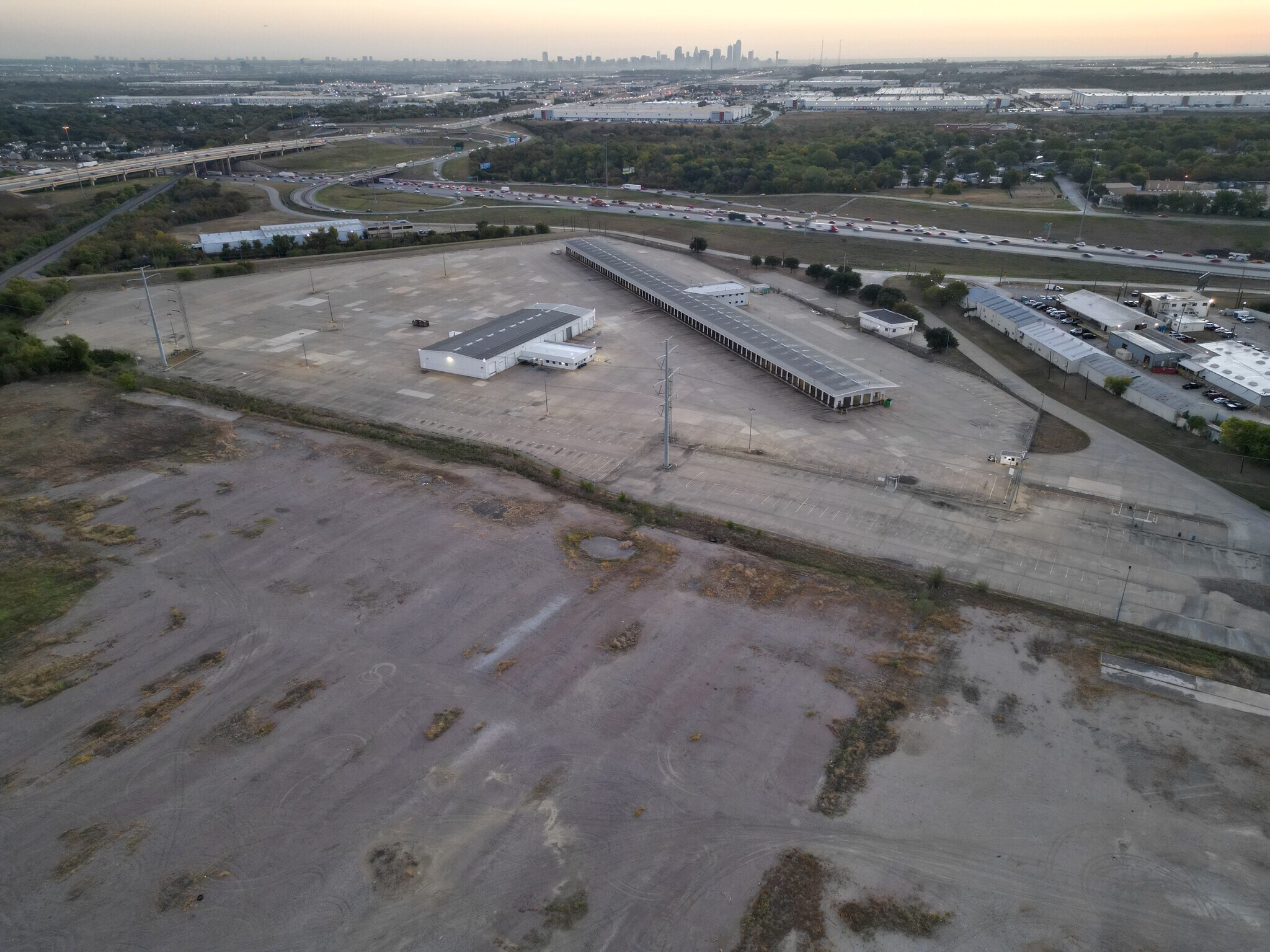 1501 N Walton Walker Blvd, Dallas, TX à louer Photo principale- Image 1 de 9